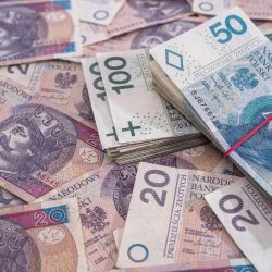 billets-banque-nationaux-polonais-10-20-50-100-zloty-fond-pour-finance_359031-21428